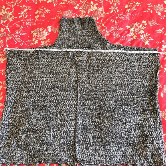 *NWOT* Beautifully Crafted Tassel-Trim Turtleneck Knit Poncho (with Pockets!) - Picture 11 of 16